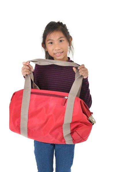 Азиатка с красной сумкой на белом фоне — стоковое фото