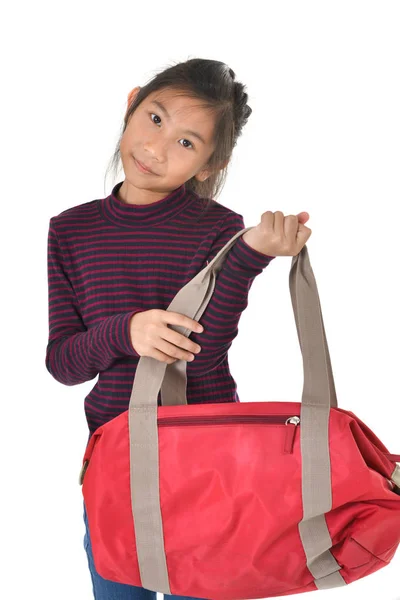 Chica asiática sosteniendo bolsa roja sobre fondo blanco — Foto de Stock