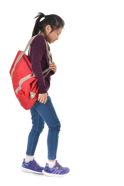 Ασιατικό κορίτσι κρατώντας κόκκινη τσάντα πάνω από το λευκό φόντο — Φωτογραφία Αρχείου