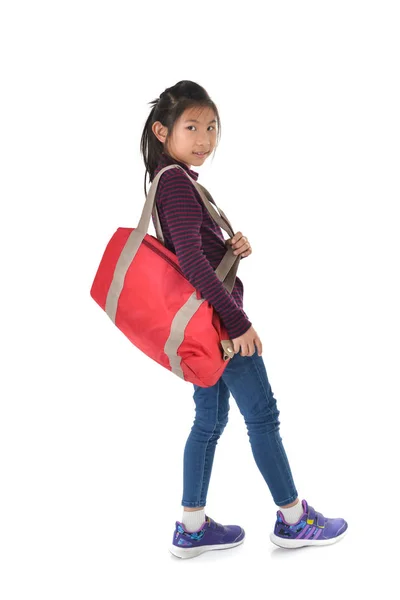 Азіатський дівчинка тримає червоний мішок над білим тлом — стокове фото