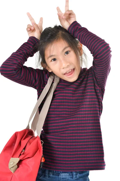 Menina asiática segurando saco vermelho sobre fundo branco — Fotografia de Stock