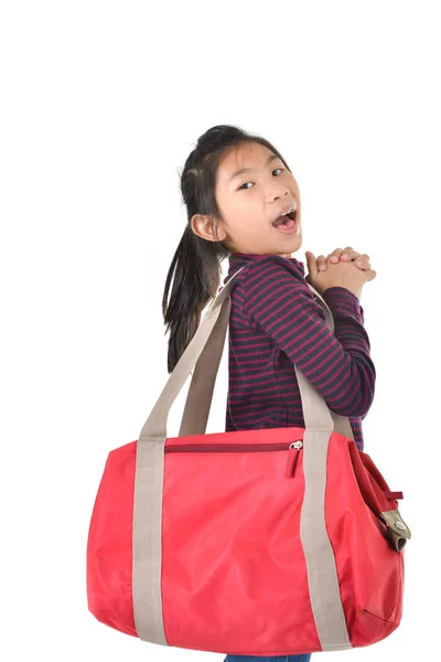 Menina asiática segurando saco vermelho sobre fundo branco — Fotografia de Stock
