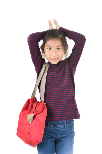 Chica asiática sosteniendo bolsa roja sobre fondo blanco — Foto de Stock