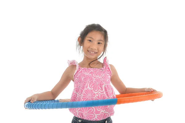 Retrato de feliz pouco ásia criança menina jogar hulahoop no é — Fotografia de Stock