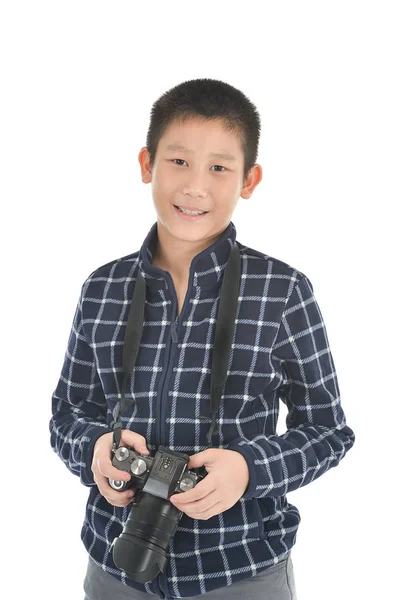 Азіатський хлопчика, що тримається камери на білому тлі. — стокове фото