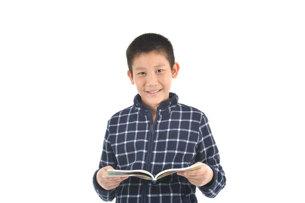 Asiatiska boy läsa på boken på vit bakgrund med copyspace. — Stockfoto