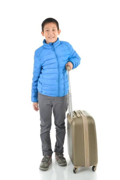 Feliz chico asiático usando chaqueta azul con una maleta. Aislamiento — Foto de Stock