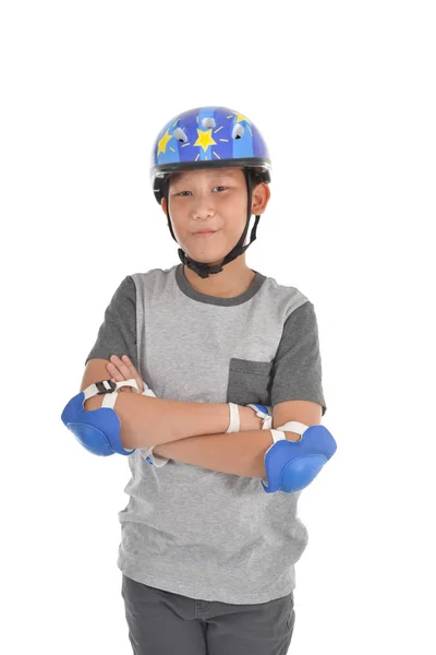 Glücklich asiatische Junge tragen Sicherheitsschutz für das Spielen Rollerblades o — Stockfoto