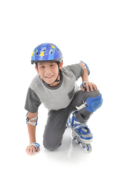 Glücklich asiatische Junge tragen Sicherheitsschutz für das Spielen Rollerblades o — Stockfoto