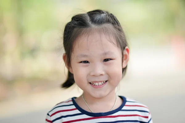 Primo piano sorridente bambina, Ritratto all'aperto — Foto Stock