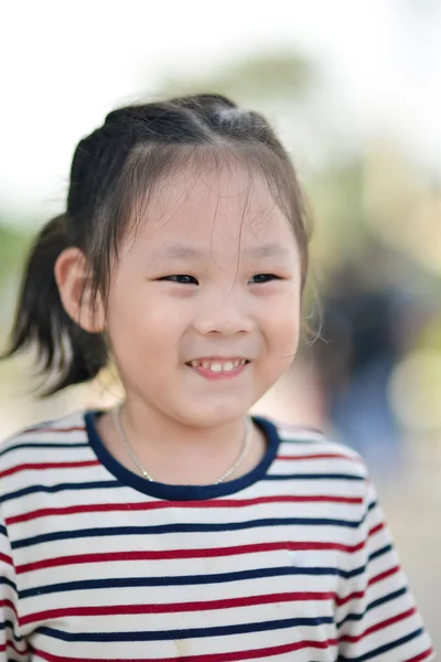 Primer plano niña sonriente, Retrato al aire libre — Foto de Stock
