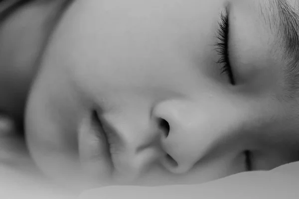 Close-up slapende meisje op bed met zwart-wit Toon — Stockfoto