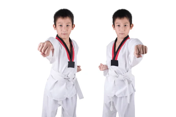 Азиатский мальчик тхэквондо на белом фоне — стоковое фото