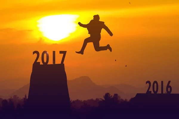 Silhouette Uomo Salto al 2017 all'alba . — Foto Stock