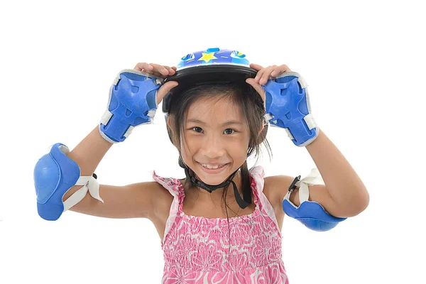 Menina asiática feliz vestindo mão e protetor de cabeça para jogar rolo b — Fotografia de Stock