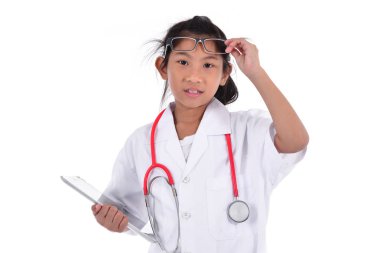 Genç kadın doktor üzerinde beyaz bir backgro izole tablet - kullanma