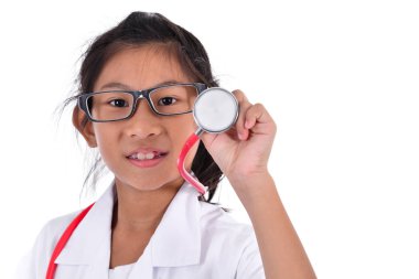 Genç kadın doktor stetoskop, üzerinde beyaz bir bac izole kullanarak