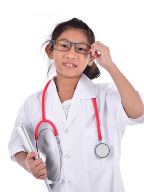 Genç kadın doktor üzerinde beyaz bir backgro izole tablet - kullanma