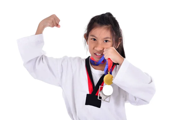 Asiatische Taekwondo-Mädchen zeigt ihre Goldmedaille auf mit Hintergrund. — Stockfoto