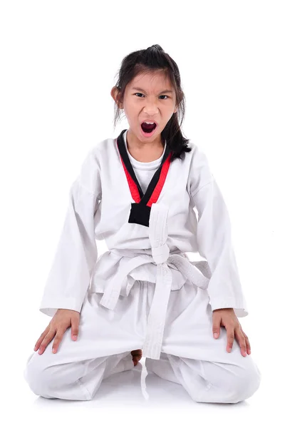 Meditatieve Aziatisch meisje op de school van Taekwondo, geïsoleerd op wit — Stockfoto