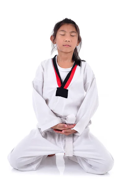 Meditativa chica asiática en la escuela Taekwondo, aislada en blanco — Foto de Stock