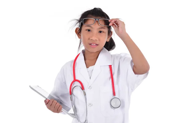 Jeune femme médecin utilisant un comprimé - isolée sur un dos blanc — Photo