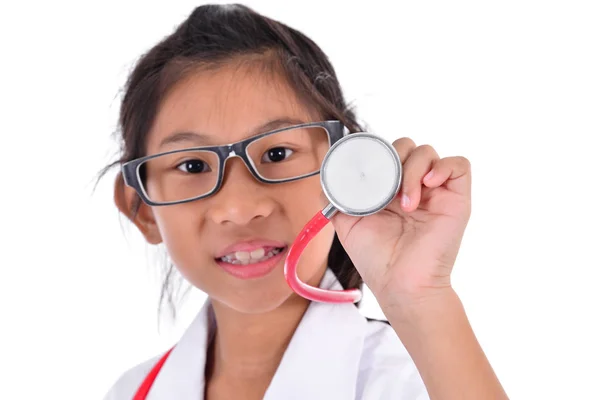 Doctora joven usando estetoscopio, aislada sobre un bac blanco —  Fotos de Stock