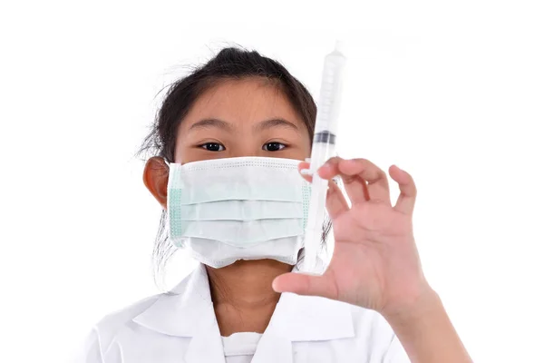 Asiática chica pretendiendo ser un médico usando saludable máscara en whi —  Fotos de Stock