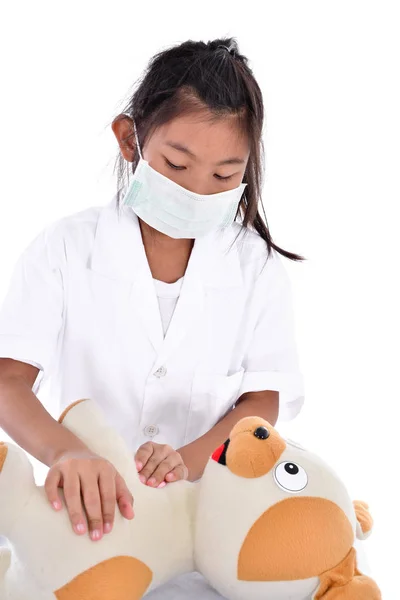 Asiática chica pretendiendo ser un médico usando saludable máscara en whi —  Fotos de Stock