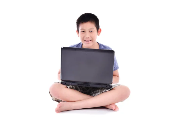Asiático menino com laptop sentado no fundo branco — Fotografia de Stock