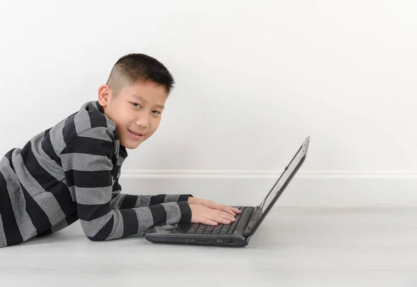 Asiatiska boy använder laptop hemma — Stockfoto