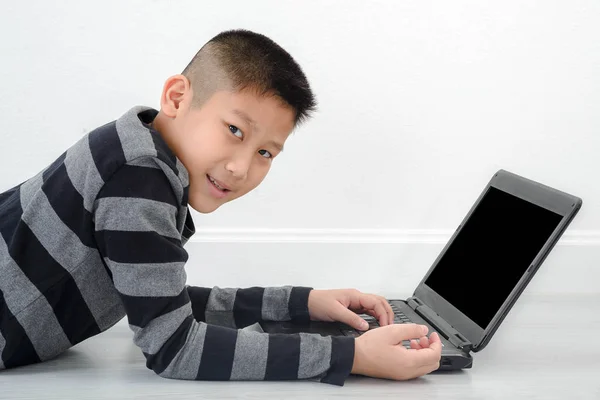 Asiatiska boy använder laptop hemma — Stockfoto