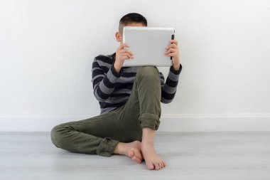 Çocuk evde dokunmatik yüzey seyir