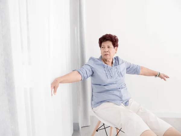 Asiatiska Senior Kvinna koppla av hemma. — Stockfoto