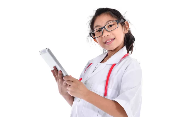 Doctora joven que usa un comprimido aislado sobre un backgro blanco — Foto de Stock