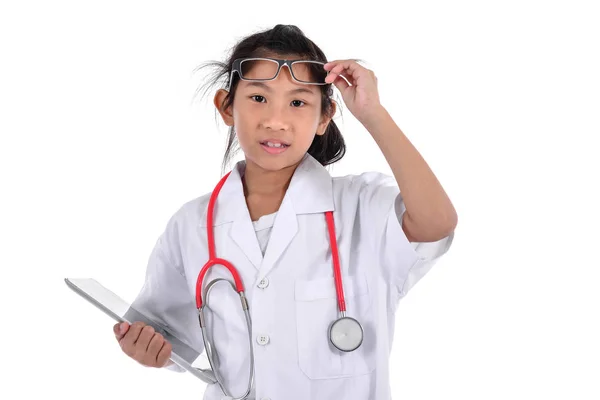 Doctora joven que usa un comprimido aislado sobre un backgro blanco — Foto de Stock