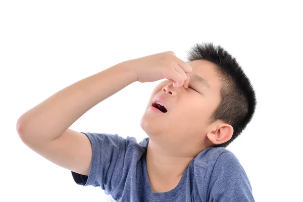 Asyalı çocuk göz ağrısı beyaz vardır.. — Stok fotoğraf