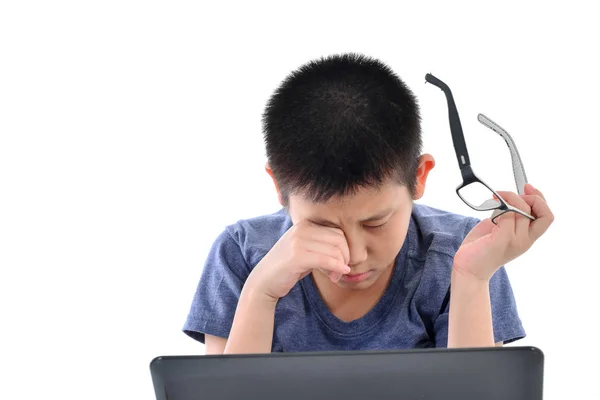Azjatycki chłopiec ma ból oka na białym. — Zdjęcie stockowe