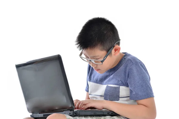 Asiatico ragazzo con laptop seduta su sfondo bianco — Foto Stock