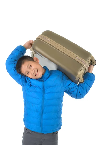 Boldog ázsiai fiú viselt kék kabát, egy bőröndöt le. Isolat — Stock Fotó