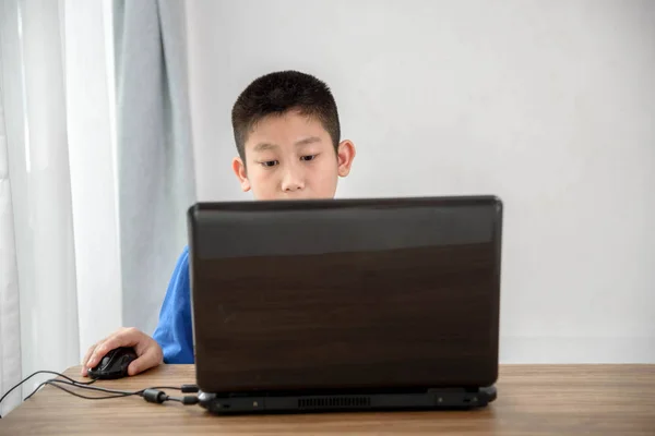 Unga asiatiska pojke med laptop teknik hemma. copyspace för t — Stockfoto