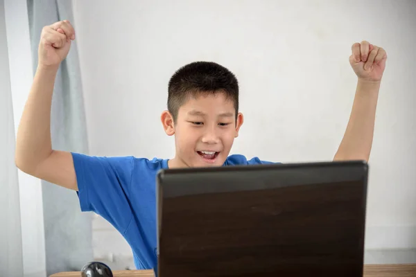 Jovem menino asiático usando a tecnologia laptop em casa . — Fotografia de Stock