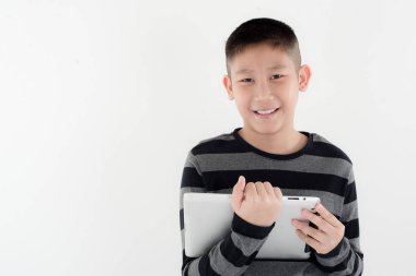 Çocuk evde dokunmatik yüzey seyir