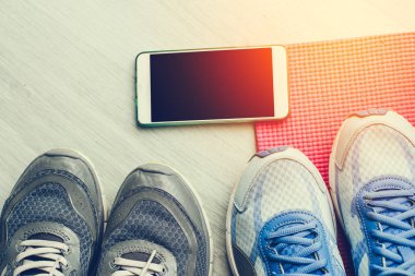 Evde yoga mat katta kirli spor ayakkabı. Yaşam tarzı con