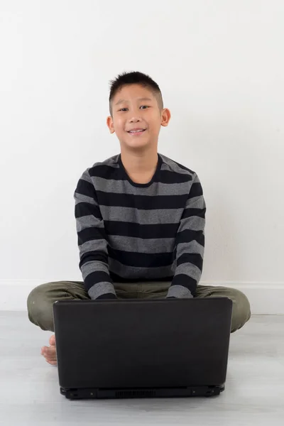 Asiatiska boy använder laptop hemma — Stockfoto