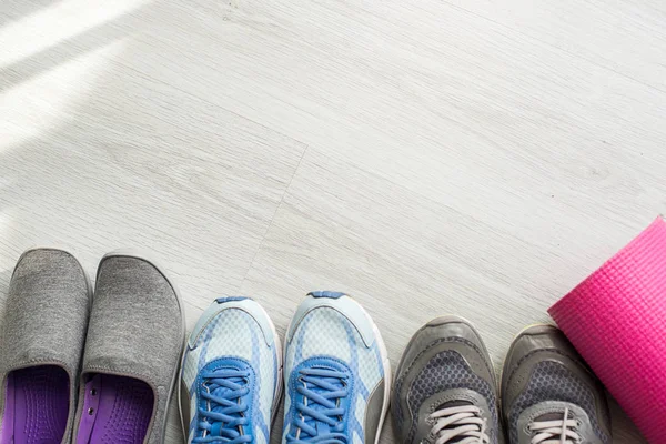 Dirty sport shoes on  floor with yoga mat at home. Lifestyle con — Stock Photo, Image