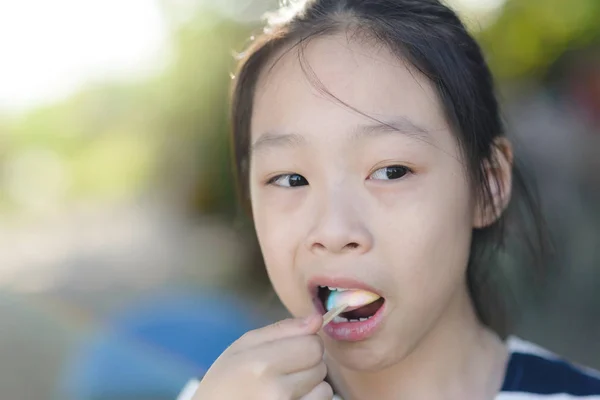 Ritratto di ragazza asiatica che mangia un gelato — Foto Stock