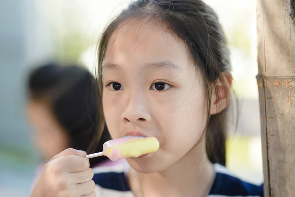 Porträtt av asiatisk flicka äter en glass — Stockfoto