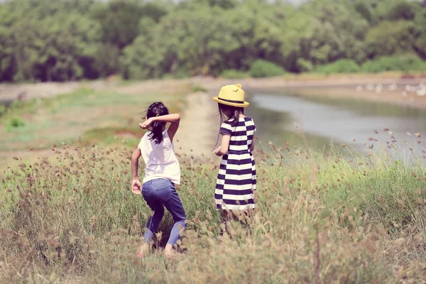 Niños felices jugando al aire libre en un día soleado — Foto de Stock