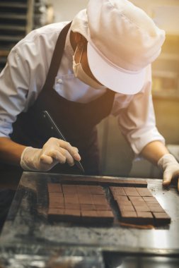 Mutfakta Şef kesme ev yapımı çikolata. 